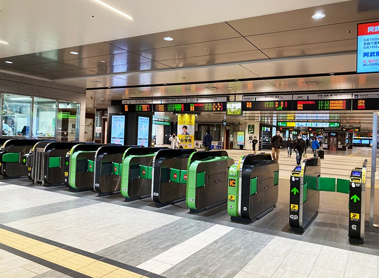 【乘坐JR（在来线）前来时（二楼中央入口检票口）】 出JR仙台站中央检票口。