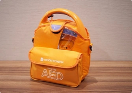 画像：AED（自動体外除細動器）