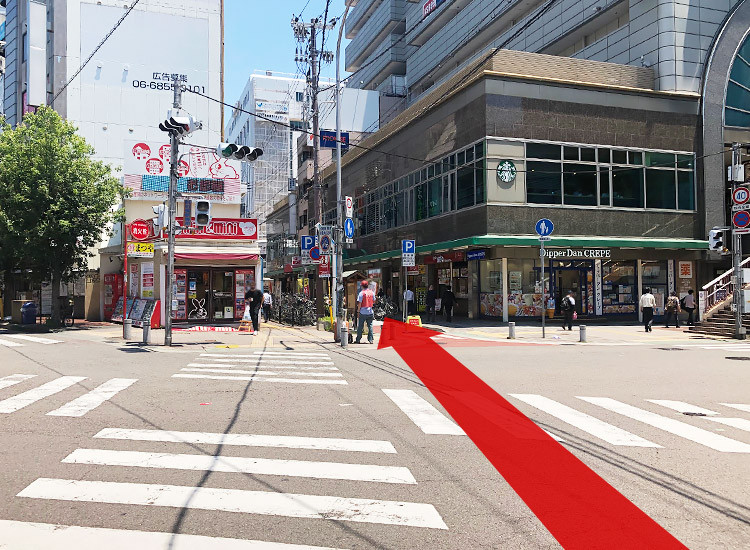 穿過交叉口對面的「minimini」和「星巴克」之間的道路。