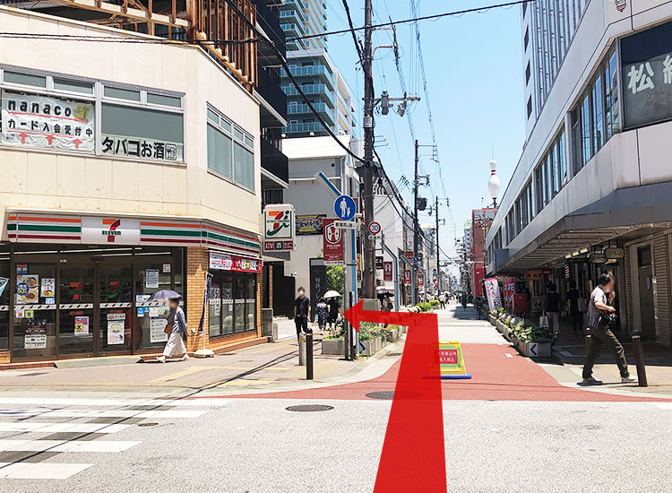 經過「7-ELEVEN」後左轉。