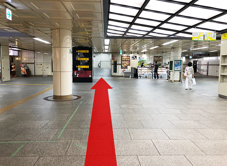 つきあたりまでまっすぐ進みます。