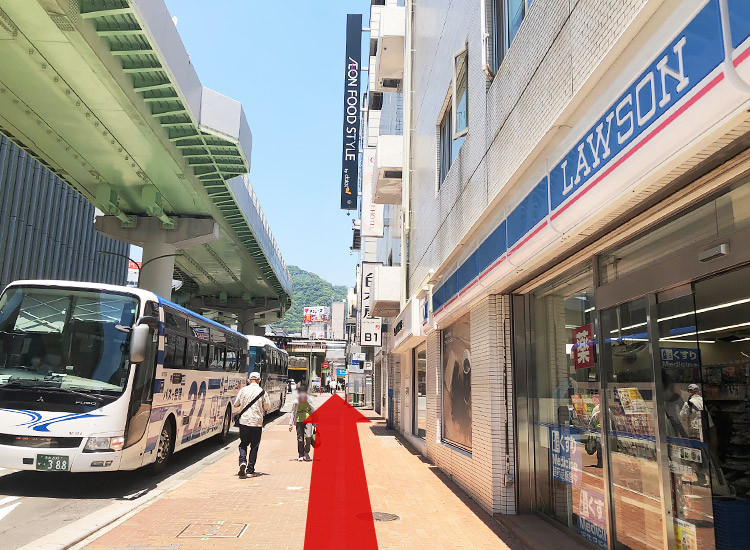 そのまま「ローソン」を右手にまっすぐ進みます。