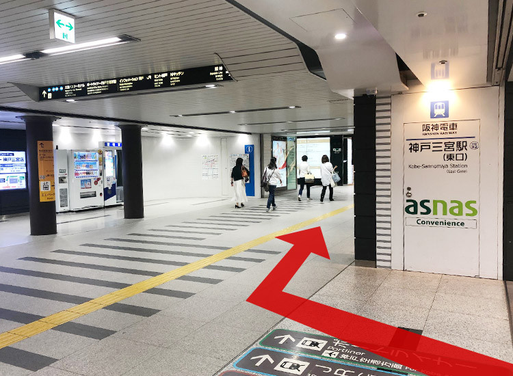 出東口剪票口後右轉。