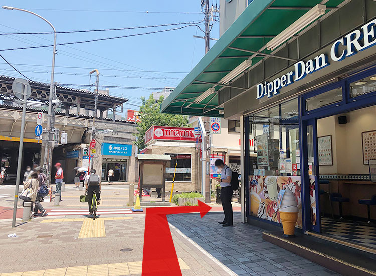 可以看見「minimini」商店。在「minimini」前方右轉。