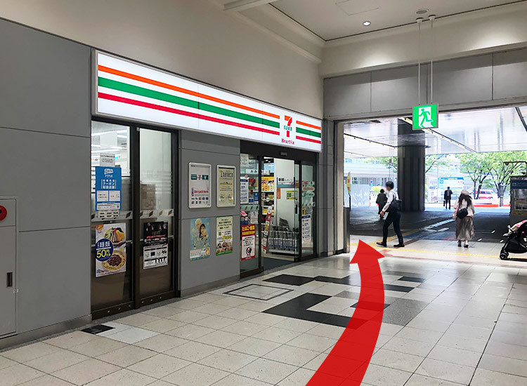 在「7-ELEVEN」左轉。