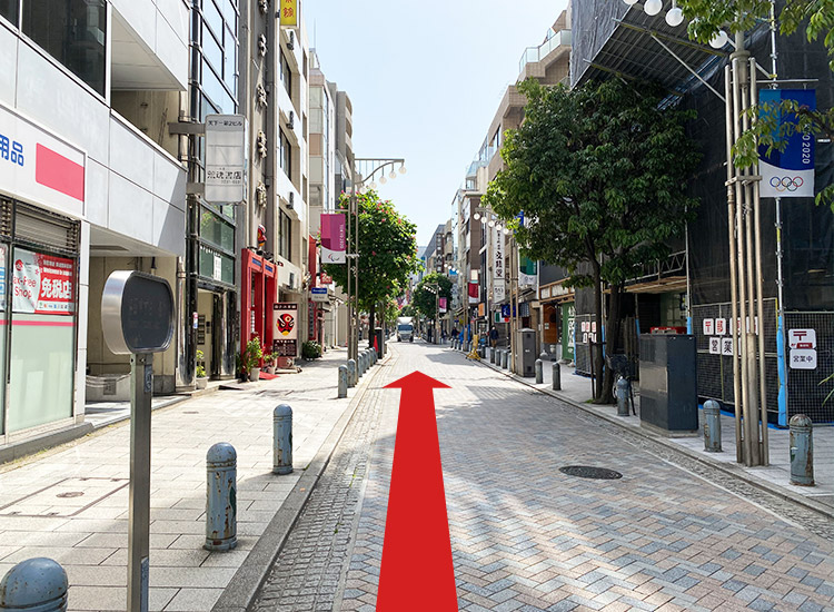 鈴蘭商店街直走約3分鐘。