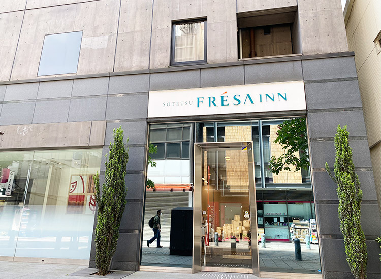 商店街左側可以看到本飯店的入口。
