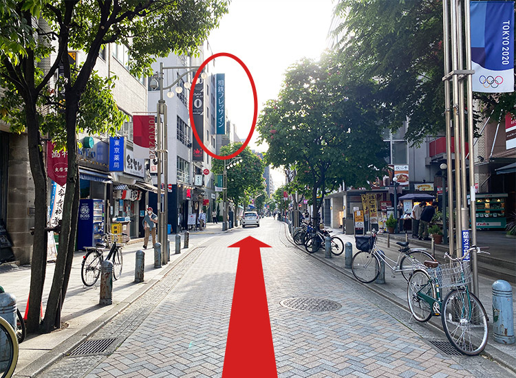 商店街左側可以看到本飯店的看板。