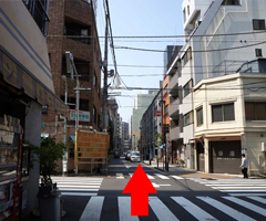 그대로 직진하면 왼쪽에 저희 호텔이 있습니다.
