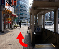 지상으로 나오면 오른쪽 뒤에 「요시노야」가 있습니다. 횡단보도 앞에서 왼쪽으로 꺾습니다.