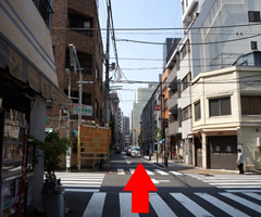 그대로 직진하면 왼쪽에 저희 호텔이 있습니다.