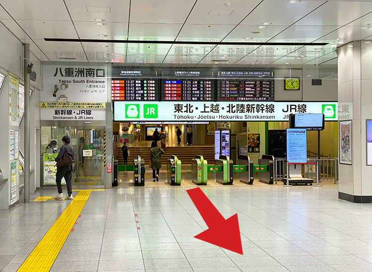 從八重洲南口剪票口離開往外走。朝京橋、銀座方向前進。