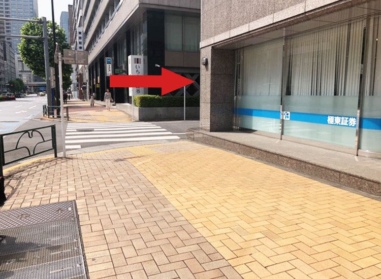 The signboard of Ichiyoshi Securities is your landmark. Walk to the right.