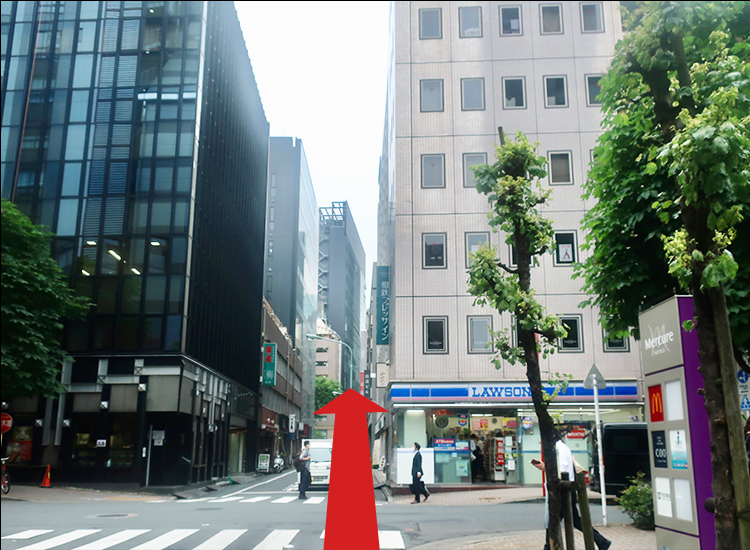 直走過馬路。