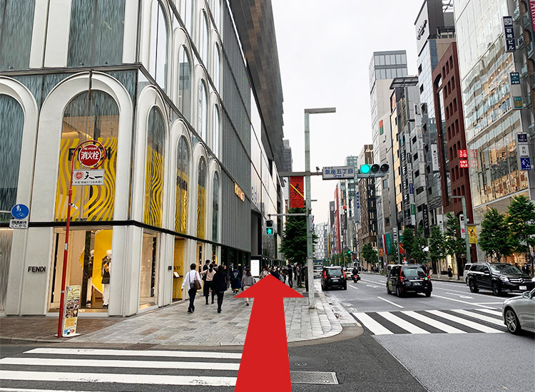 GINZA SIX(상업 빌딩)를 지나서 직진.
