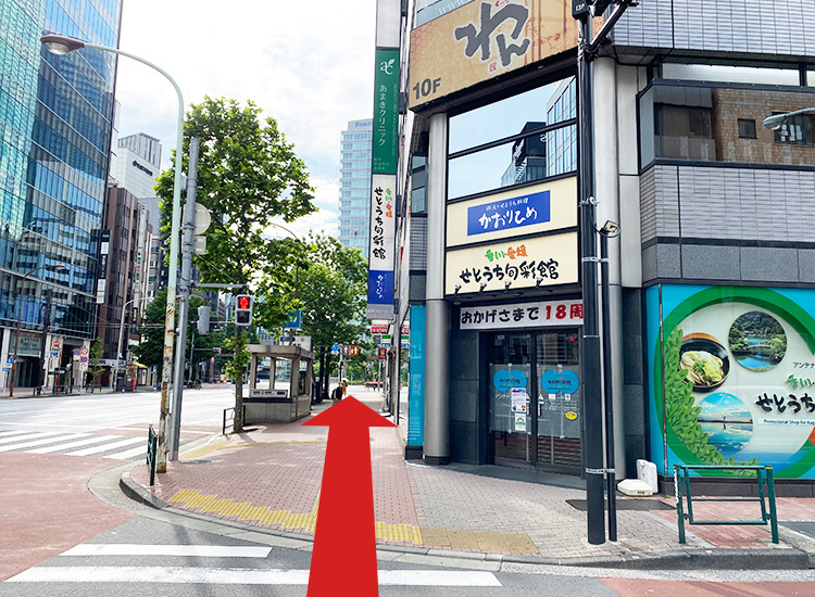 「신바시잇초메」 교차로를 건너 소토보리도리 길을 따라 직진합니다.