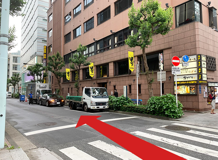 왼쪽으로 돌아 「라이온 비어 홀」을 오른쪽에 두고 직진합니다.
