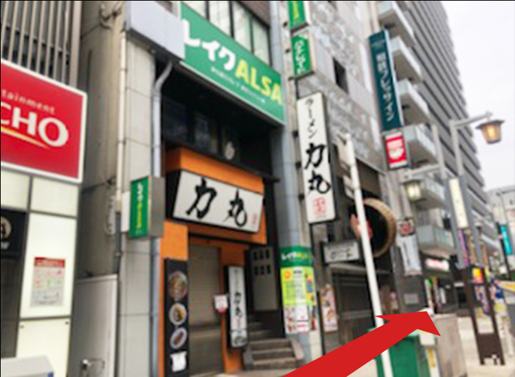 左側看見拉麵店「力丸」後，再繼續往前直走一段路。不久後即可看見飯店1樓的「Mister Donut」。