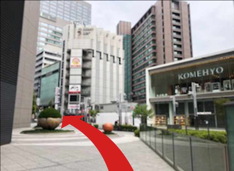 轉彎後，道路對面的「KOMEHYO」在右手邊並朝箭頭方向前進。