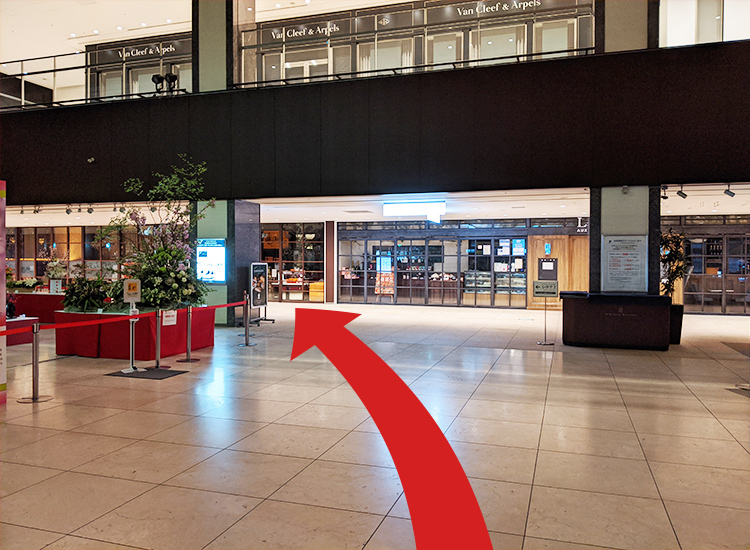 抵達「MIDLAND SQUARE」的地下廣場。左轉直走。