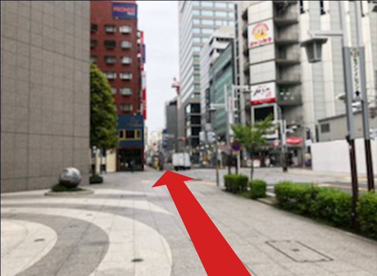 往三岔路中間的道路直走。