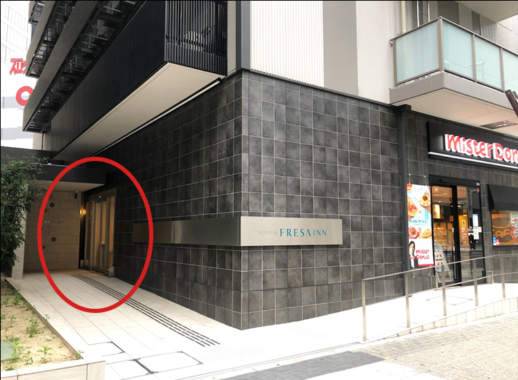 抵達飯店。紅色圓圈部分是入口。