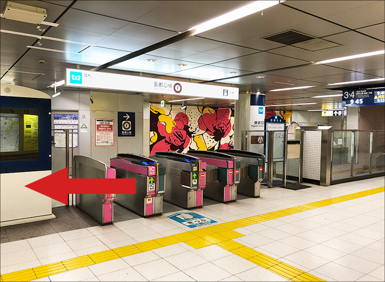 Go out the ticket gate of Fukutoshin Line and walk to the right.