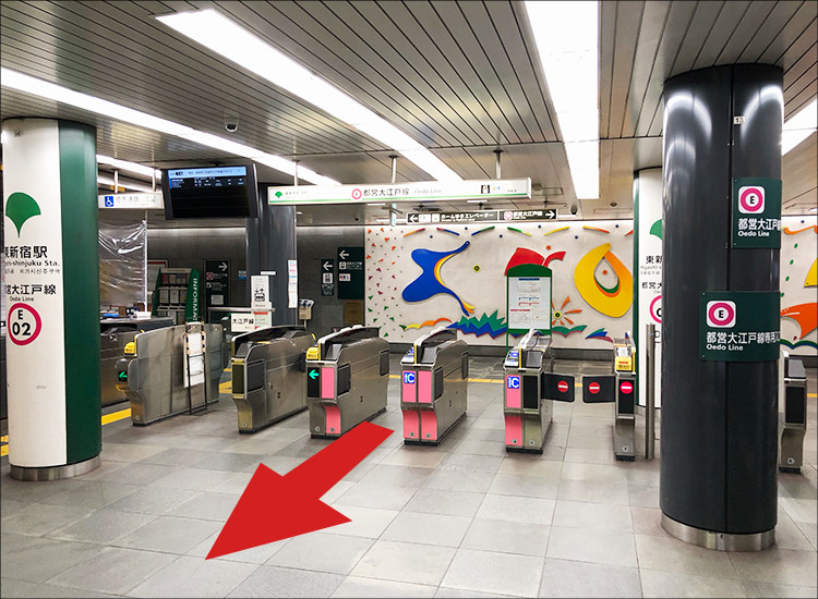 After exiting the ticket gate of Oedo Line, go straight.