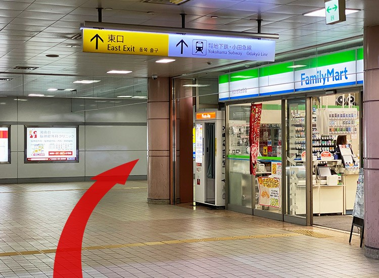 經過全家便利商店後右轉。