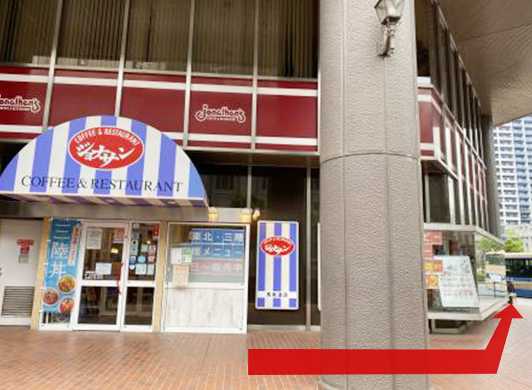 出地面后可看到右侧的乔纳森餐厅，请沿着乔纳森餐厅拐弯。