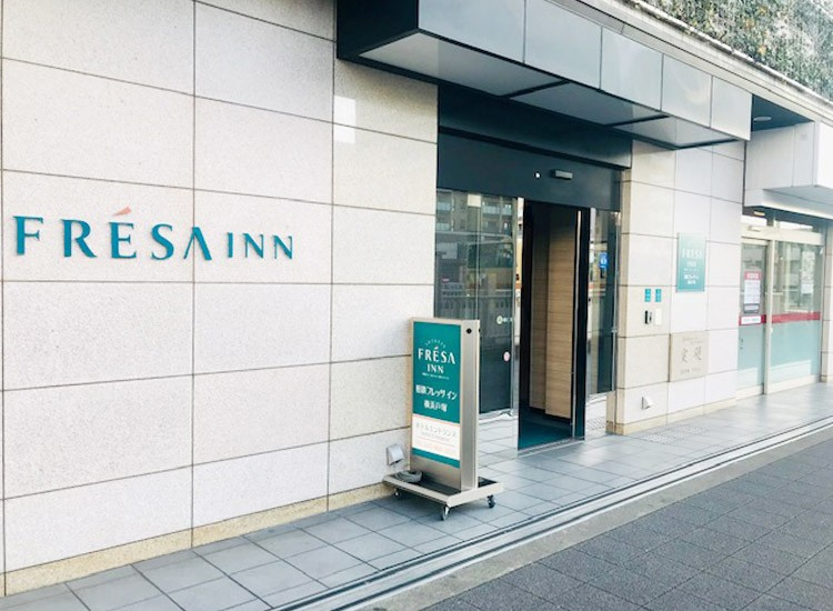 左手边就是本酒店入口。请乘里面的电梯到三楼前台。