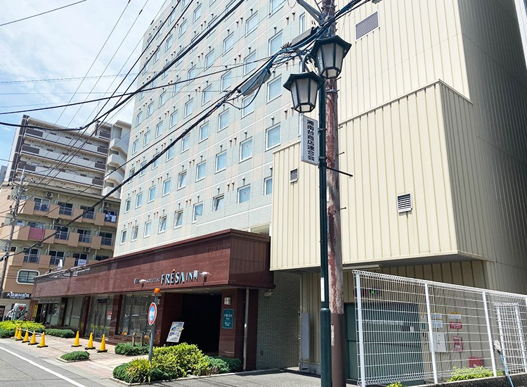 前進約50m後，右手邊為飯店。
