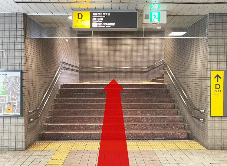 走上西口「D」的樓梯。
