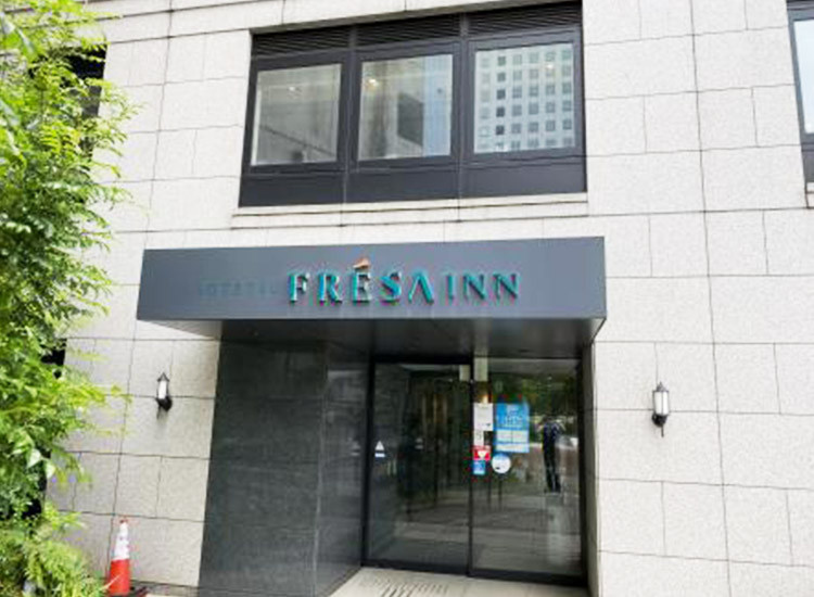 계속해서 계단을 올라가면 왼쪽으로 소테츠 프레사 인 요코하마 사쿠라기초가 있습니다. 프런트는 2층이므로 엘리베이터로 올라가세요.