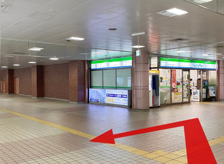 在全家便利商店前左轉。