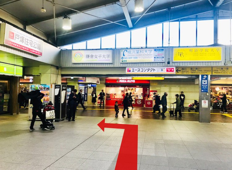 从桥上检票口直走, 在NewDays便利店向左转。