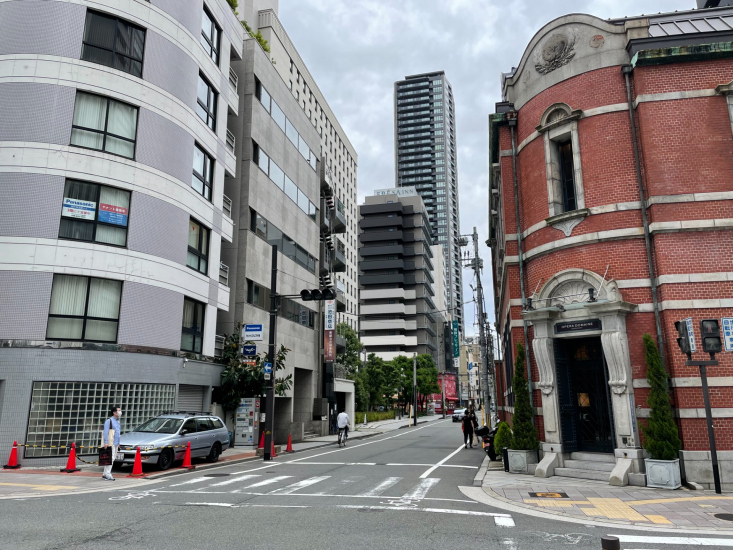 右手に赤煉瓦の建物が見えてくるので、そのまま直進してください。