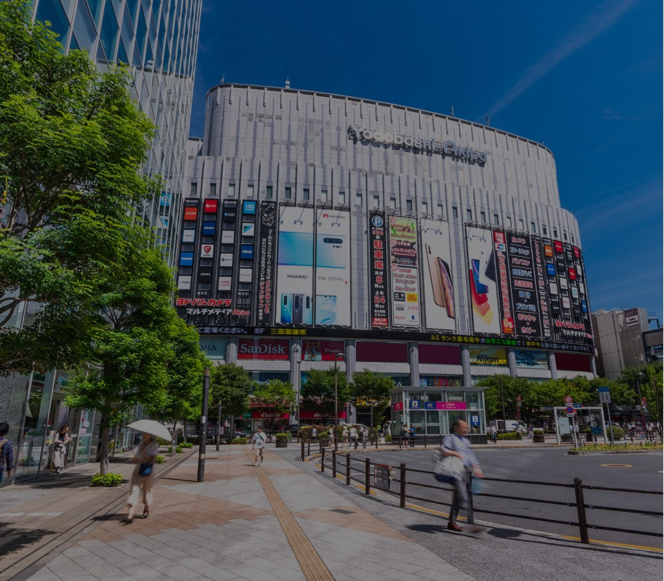 交通便利，距离秋叶原站仅一站，从神田站西口步行 3 分钟即可到达
