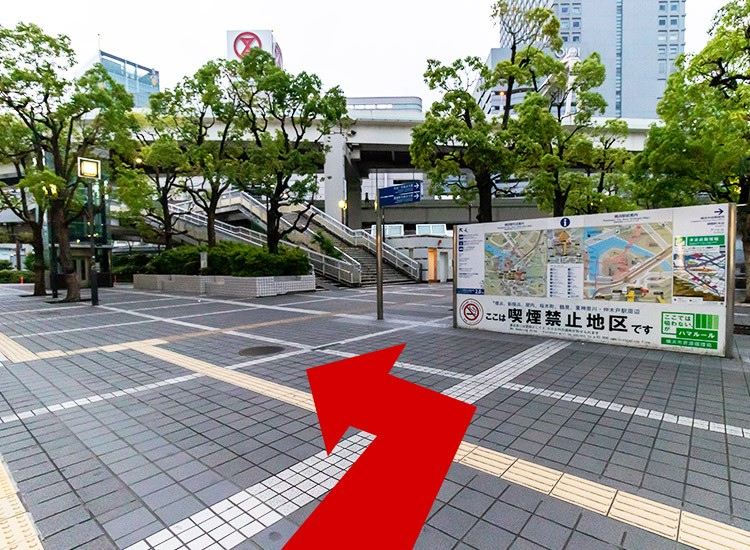 出地面后向左走。