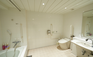 Bathroom (Universal Twin Room)