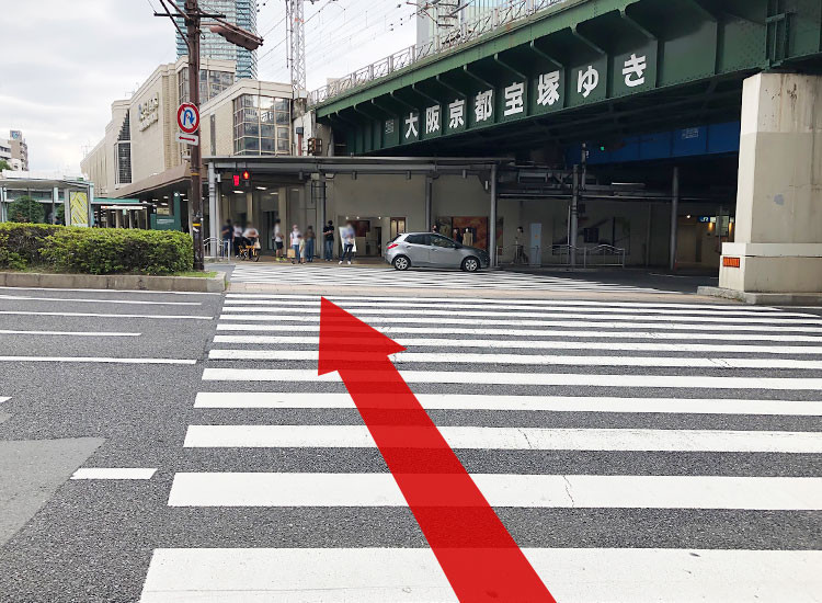 穿過眼前的十字路口。
