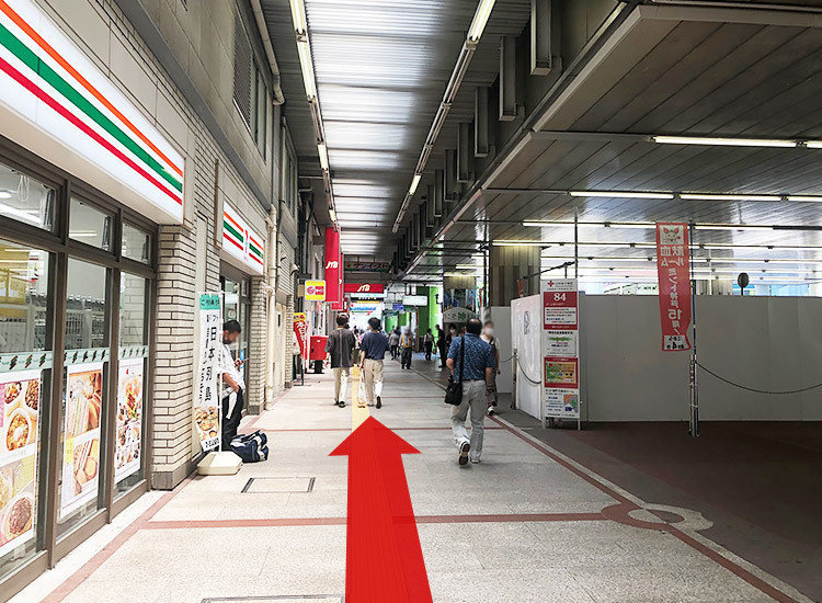 直走穿過騎樓。