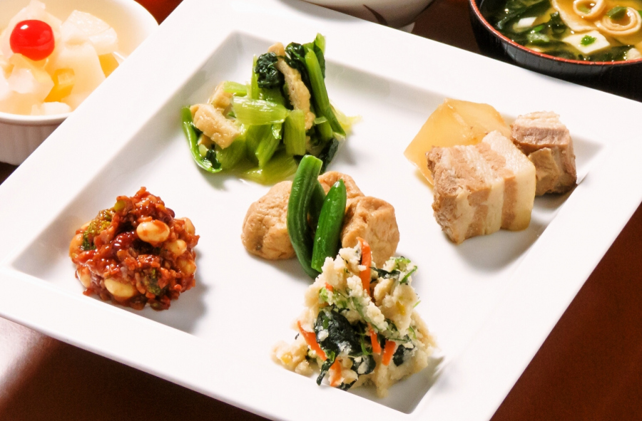 朝食には、ホテル2階レストラン『katsuki 銀座本店』にて、和洋食ビュッフェをご用意しております。新鮮な野菜と、バリエーション豊かな朝食を。