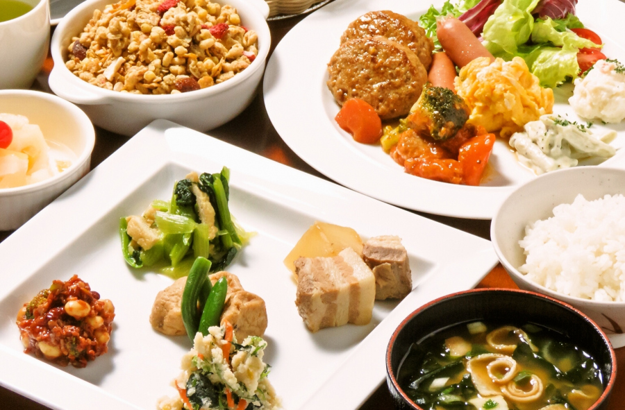 朝食には、ホテル2階レストラン『katsuki 銀座本店』にて、和洋食ビュッフェをご用意しております。新鮮な野菜と、バリエーション豊かな朝食を。