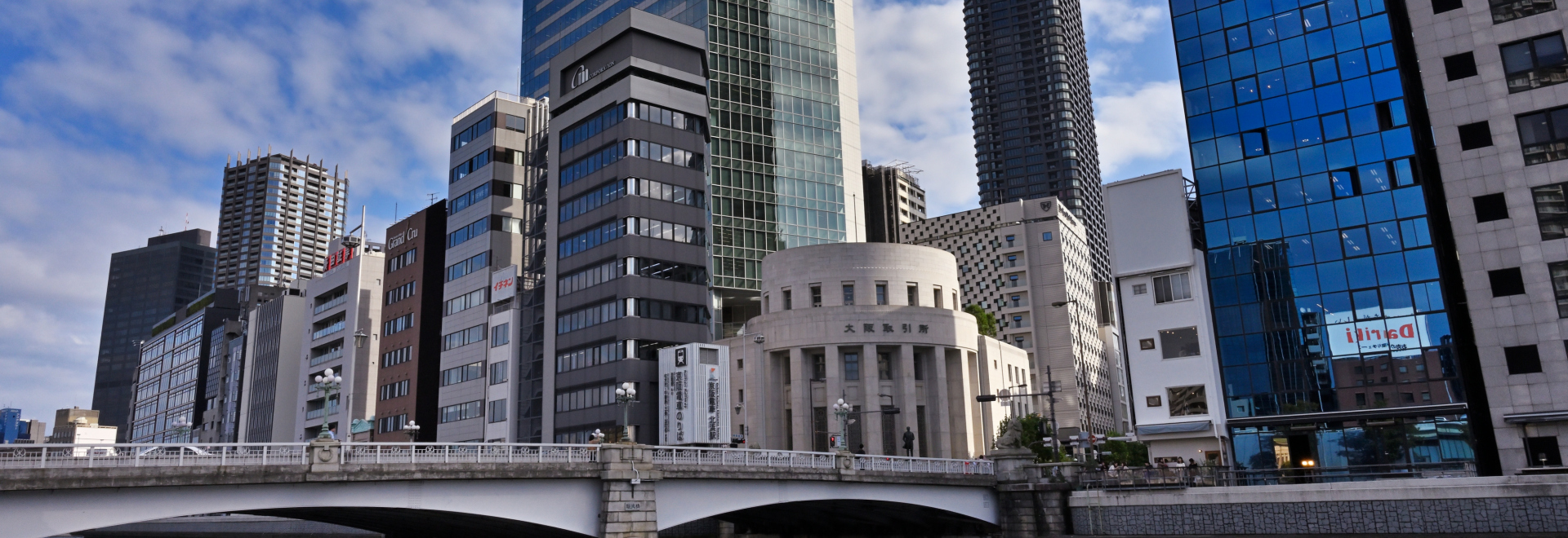 A 2 minute walk from Kitahama station.