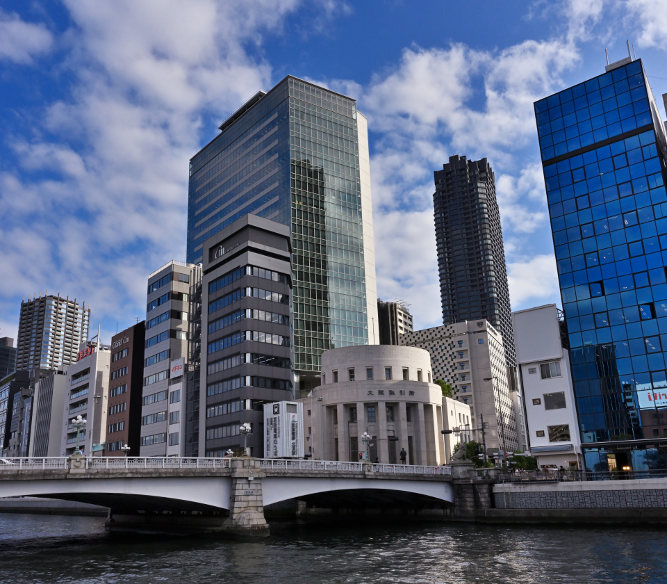 A 2 minute walk from Kitahama station.