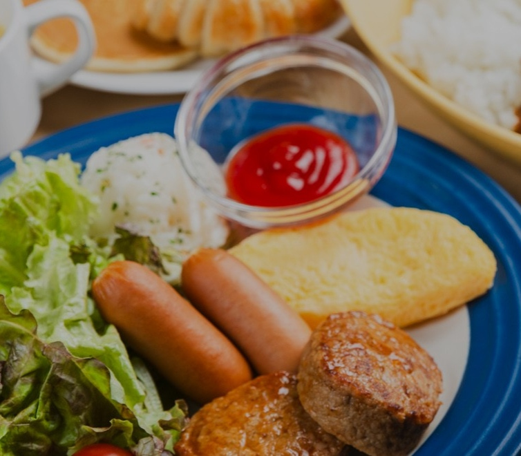 We offer Japanese and Western-style set meals and half buffets.