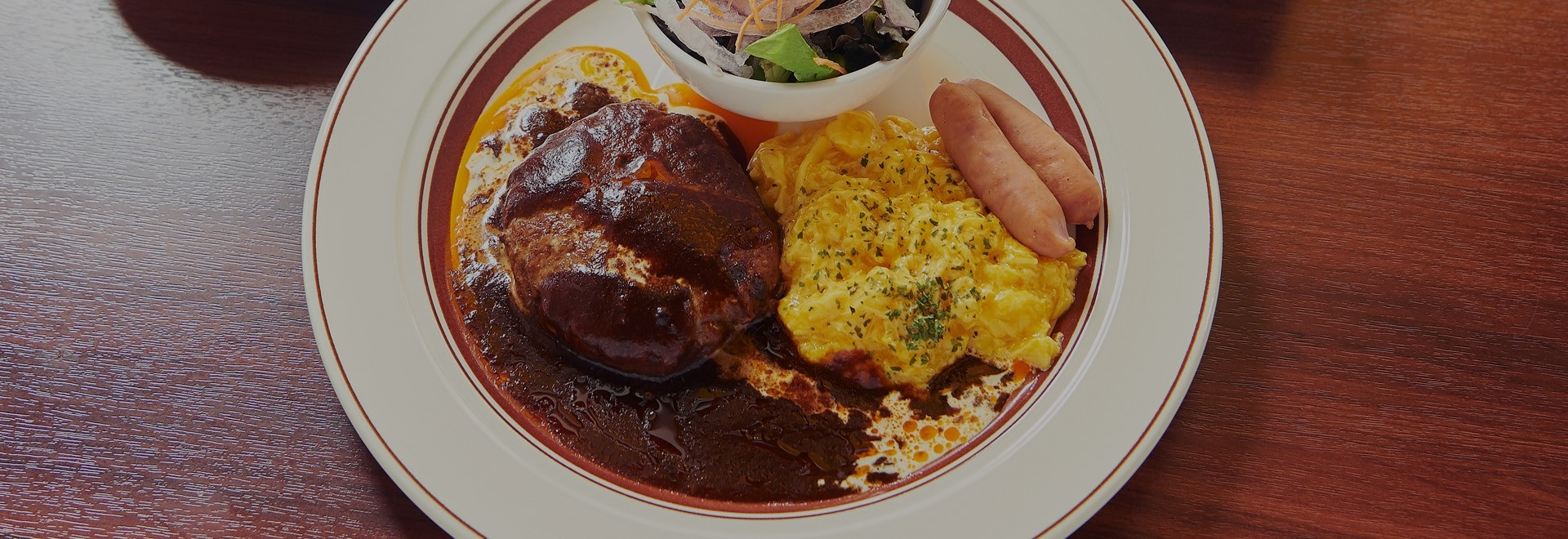 朝食はレストラン「カサブランカ 神田店」にてご提供