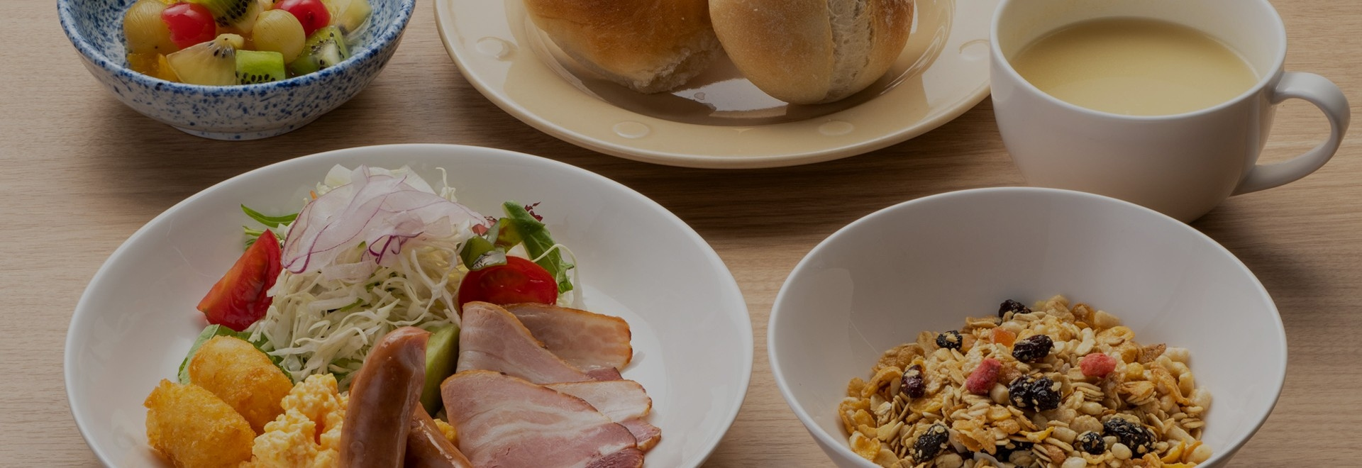 We offer a mixed Japanese and Western buffet at Restaurant Rinsen "Koku"