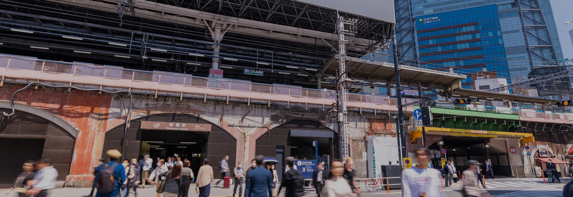 A 4 minute walk from the Karasumori Exit in Shimbashi Station on the JR Lines